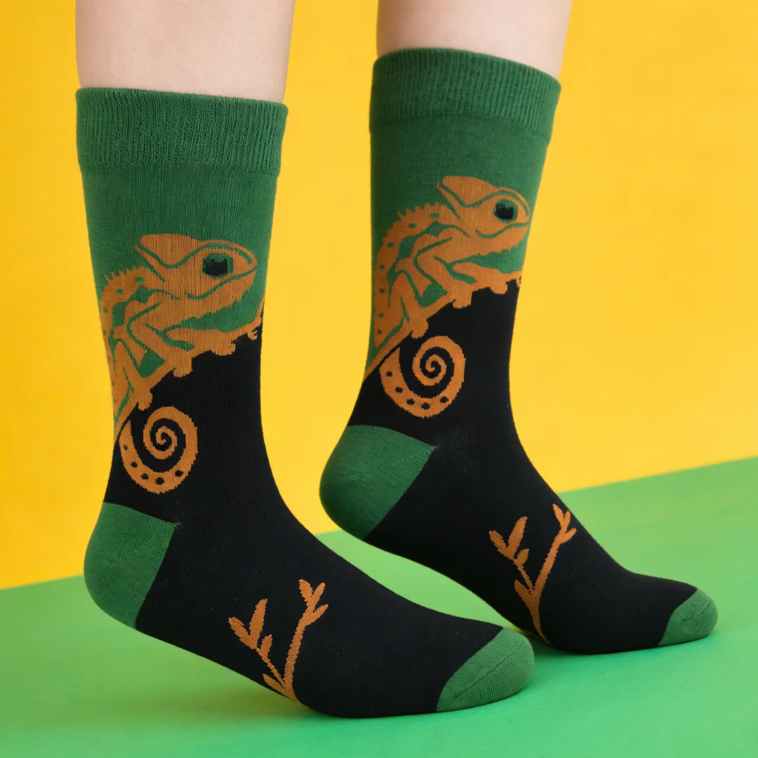 1 par de calcetines de moda con temática camaleón, franjas de diferente color verde y negro retro, únicos para uso unisex durante todo el año
