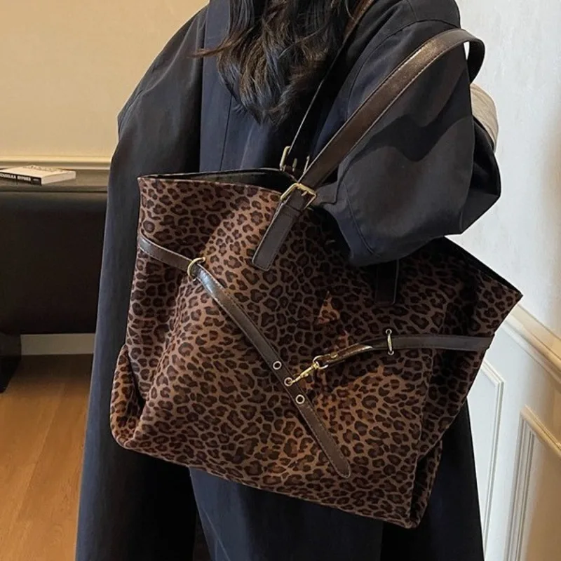 

Leopard print handbag for women in autumn 2025, fashionable retro style, large capacity, commuting style, versatile tote bag