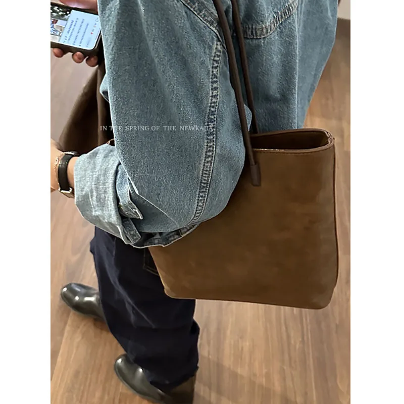 Korean Style Light Luxury High-End Commuter Bag Autumn Winter 2023 New Popular Retro Large Capacity Tote Bag Simple Shoulder Bag