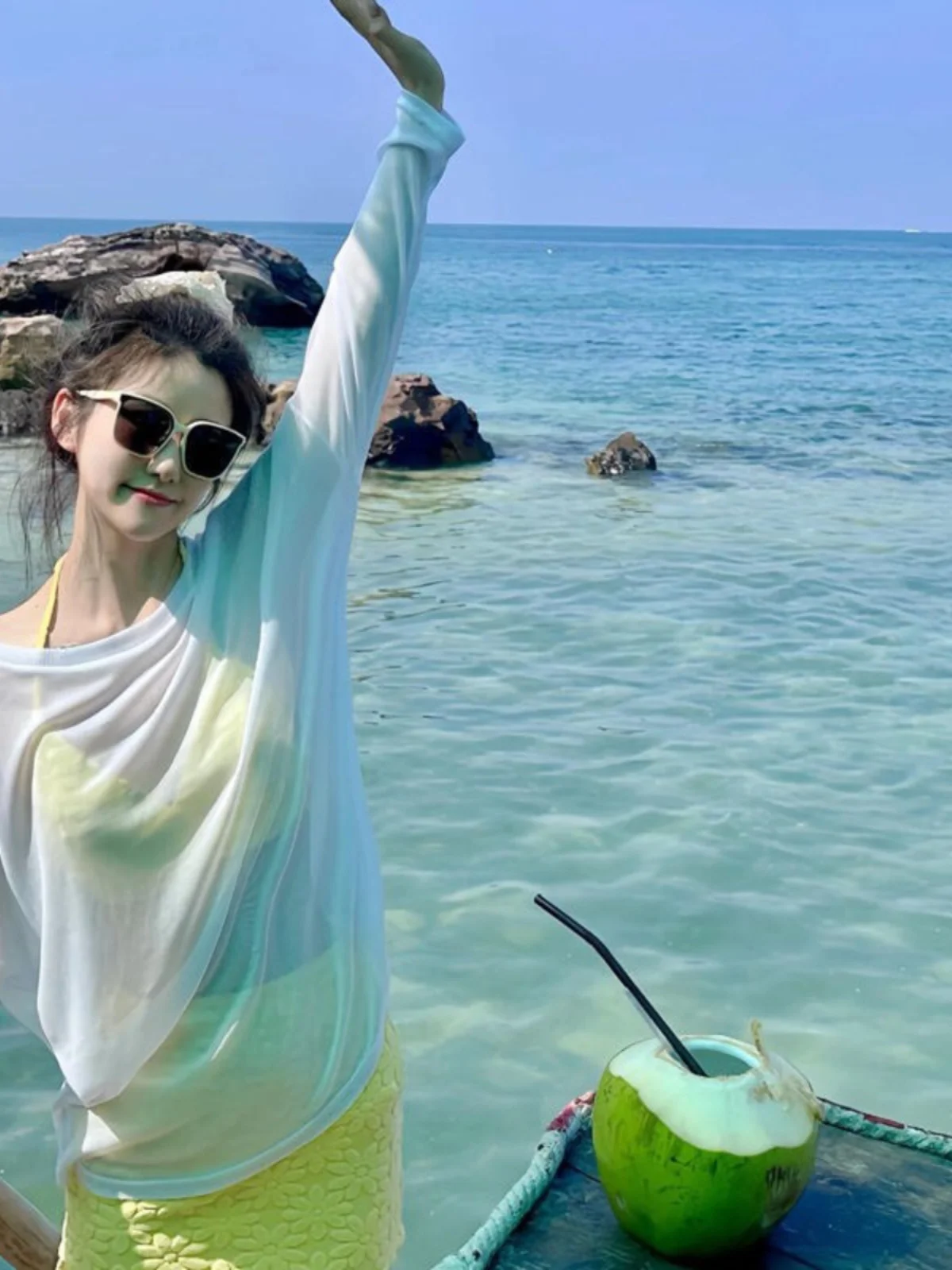 

Комплект из четырех предметов: купальник-бикини Spicy Girl, юбка Pure Desire, двухсекционный комплект с длинными рукавами и накидка для отдыха на горячих источниках