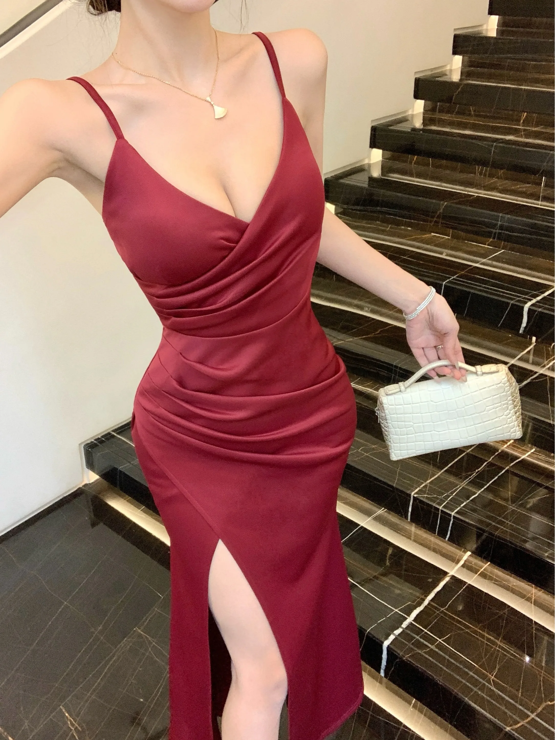 セクシーな赤いホルターネックのスリット入りドレス、女性用高級感あふれる官能的なレディスタイル、誕生日パーティー、フィッシュテール、イブニングガウン、タイトフィット、エレガントなスカート