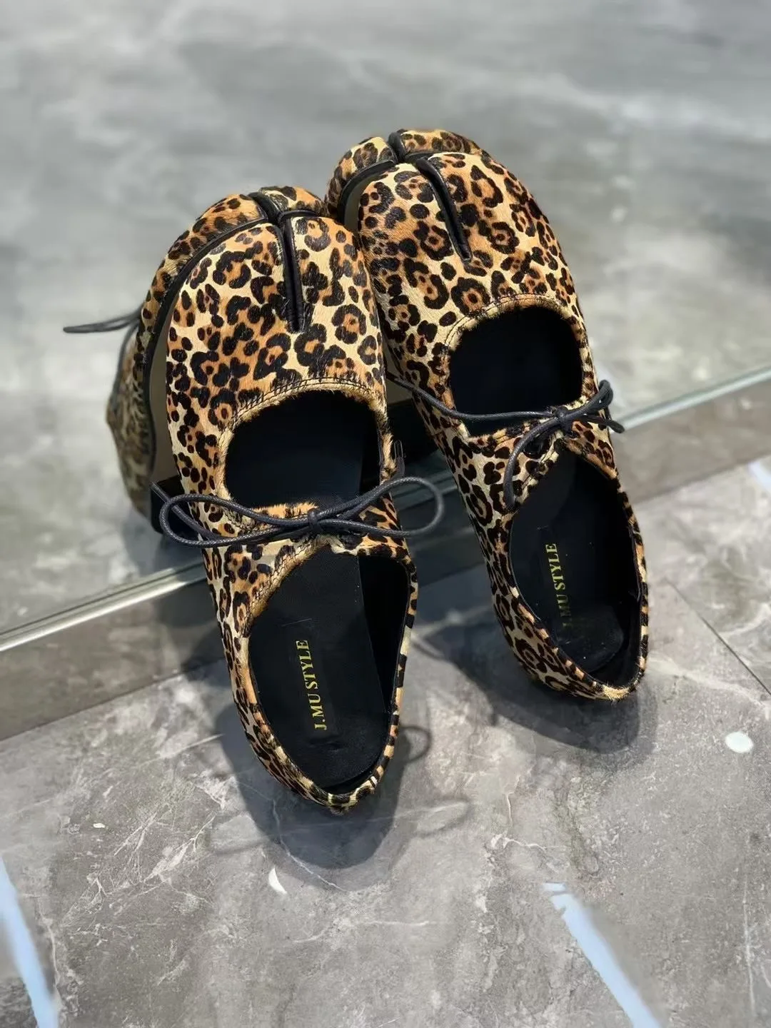 

Spring 2026 Women's Ballet Flat Tabi Split-Toe oes Pig Hoof Mary Jane Single oes Korean Sle Casual Anti-Slip Leather