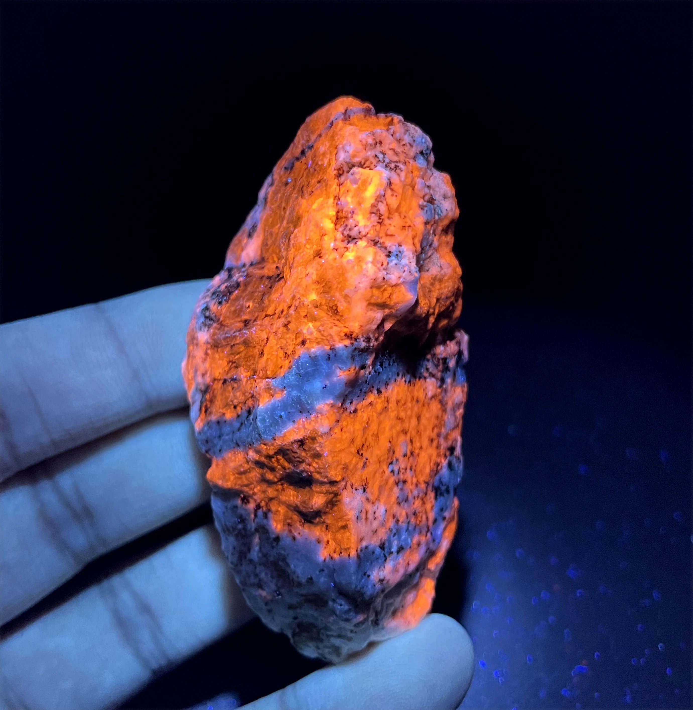 BEST! 100% Natural Afghan orange Fluorescent blue Sodalite Mineral Specimens stones and crystals quartz