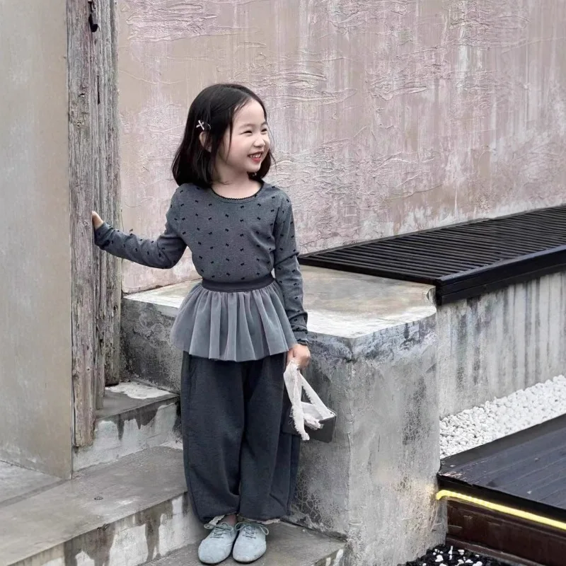 

Комплект для девочек 2025 г., осень-весна, корейский стиль, модный сладкий топ с бантом и длинными рукавами, кружевные лоскутные брюки, сетчатая юбка, комплект из трех предметов