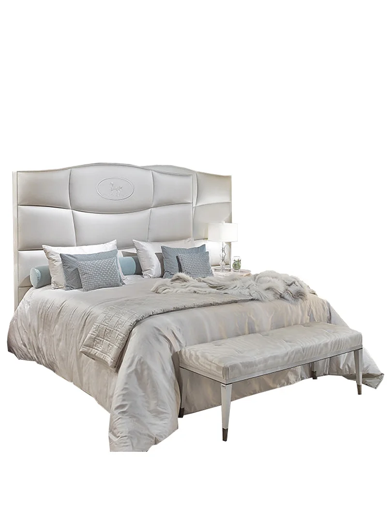 The bed is light, luxurious and simple. Modern Italian fashion big bed villa master bedroom double bed