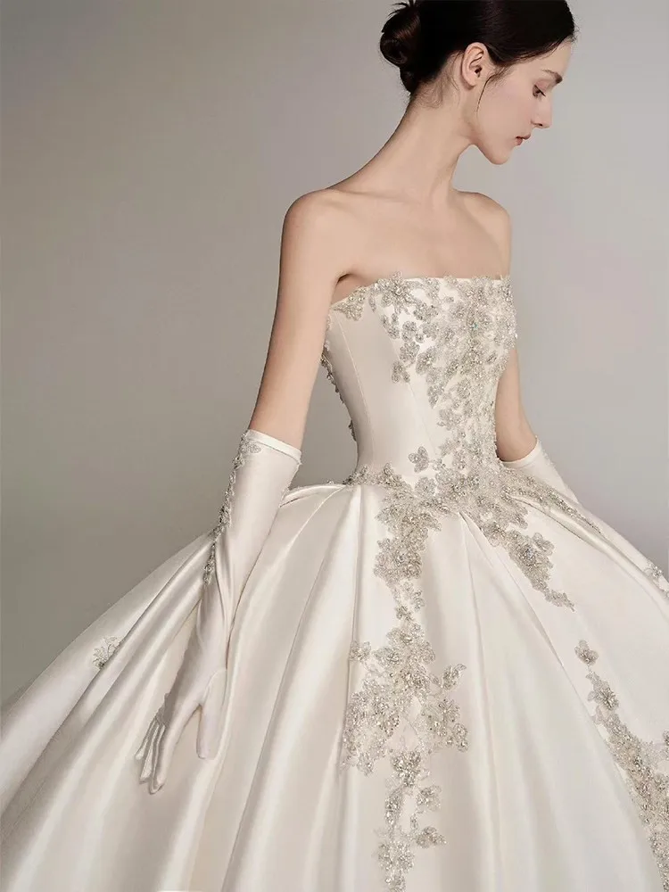 A new satin strapless dress with light luxury and simple elegant tulle finish