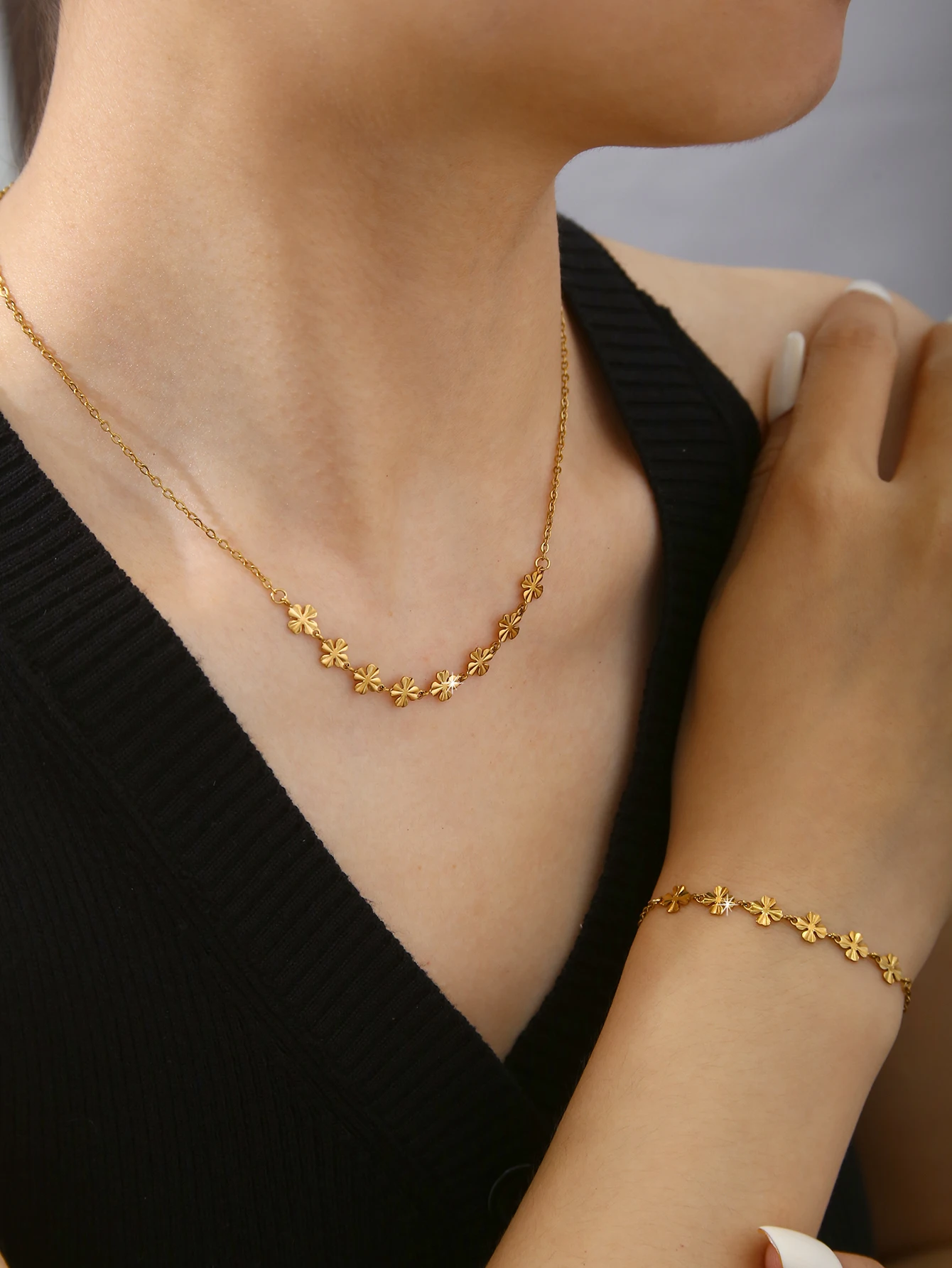 1 Pc Of A Minimalist,Elegant,And Sophisticated Stainless Steel Necklace/Bracelet With An 18K Gold-Plated Four-Leaf Clover Design