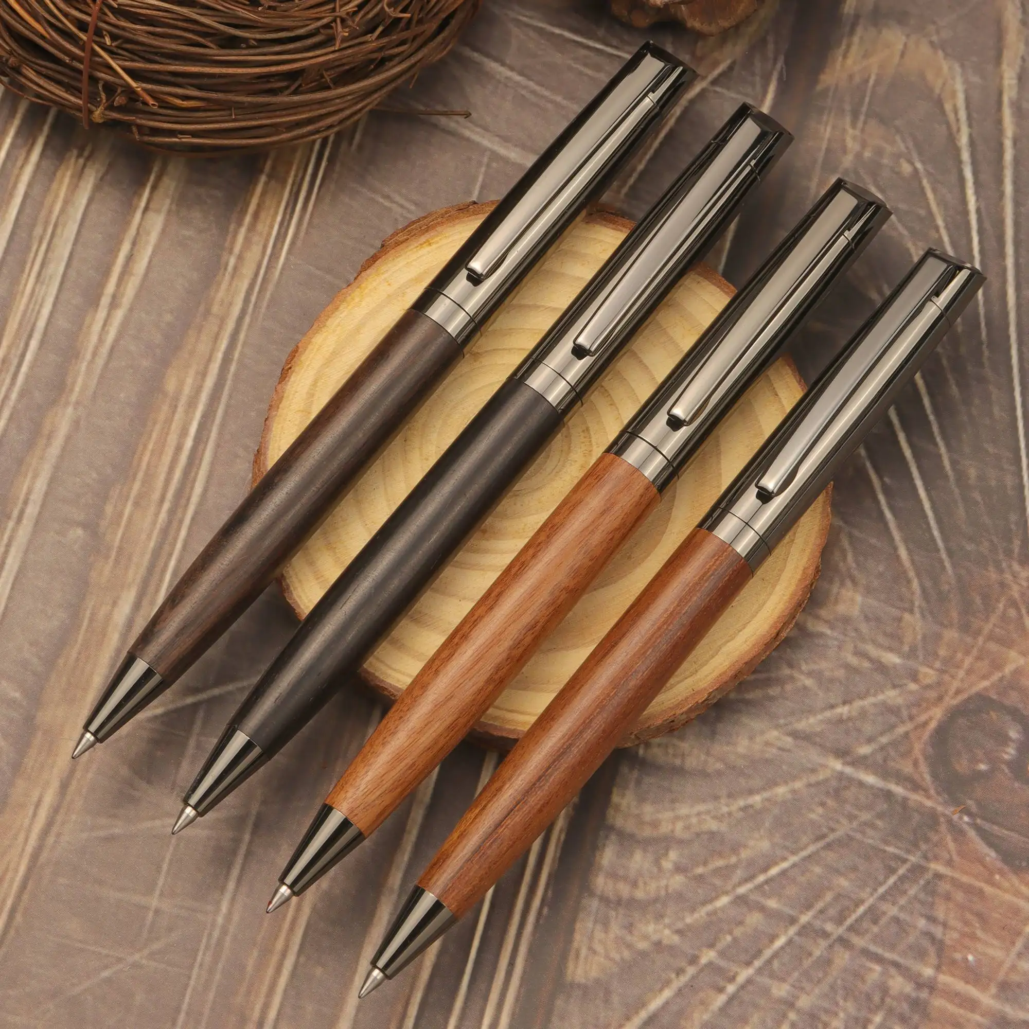 Bolígrafo de Alta Gama con Cuerpo de Metal y Madera, Escritura Suave, Diseño Minimalista y Elegante, Tinta Negra, Ideal para Uso en Oficinas y Negocios