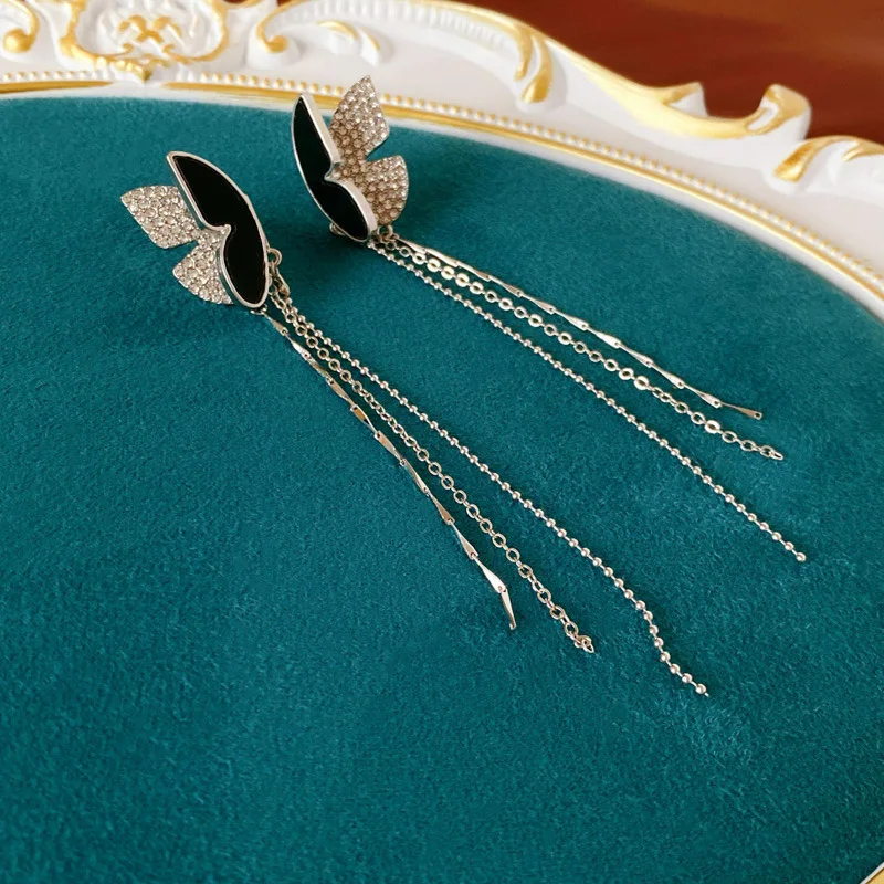 Retro earless diamond-encrusted butterfly long fringed earclips, high-end fashion, niche temperament, earrings for women
