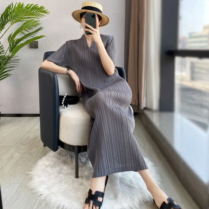 

Pleated Dress Short Sleeve Summer Dress 2023 New Loose and Slim Fit Versatile Bottom V-neck High end Style Long Dress Female