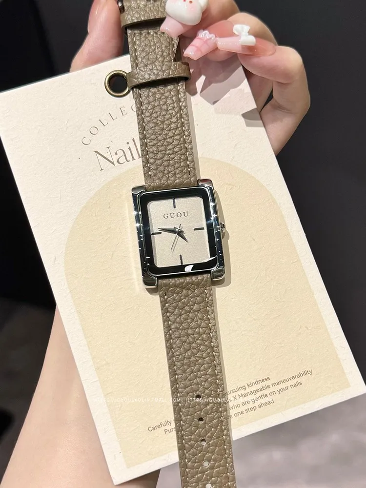 ساعة طالبة خفيفة فاخرة ومزاج بسيط 2025 ساعة جديدة ذات قيمة عالية ماركة فاخرة للسيدات ساعة هدية أصلية