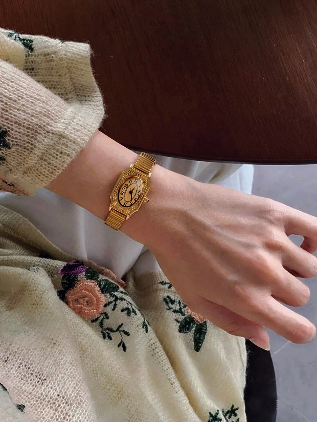1 New Model of Gold-Colored French Classic Retro Style High-End Elegant Compact Exquisite Women's Waterproof Quartz Watch with Stainless Steel Strap, Rectangular Engraved Dial with Arabic Numerals, Fashionable, Artistic, Casual, Simple, Niche Design, Charming, Suitable for Daily Wear and as a Birthday Gift