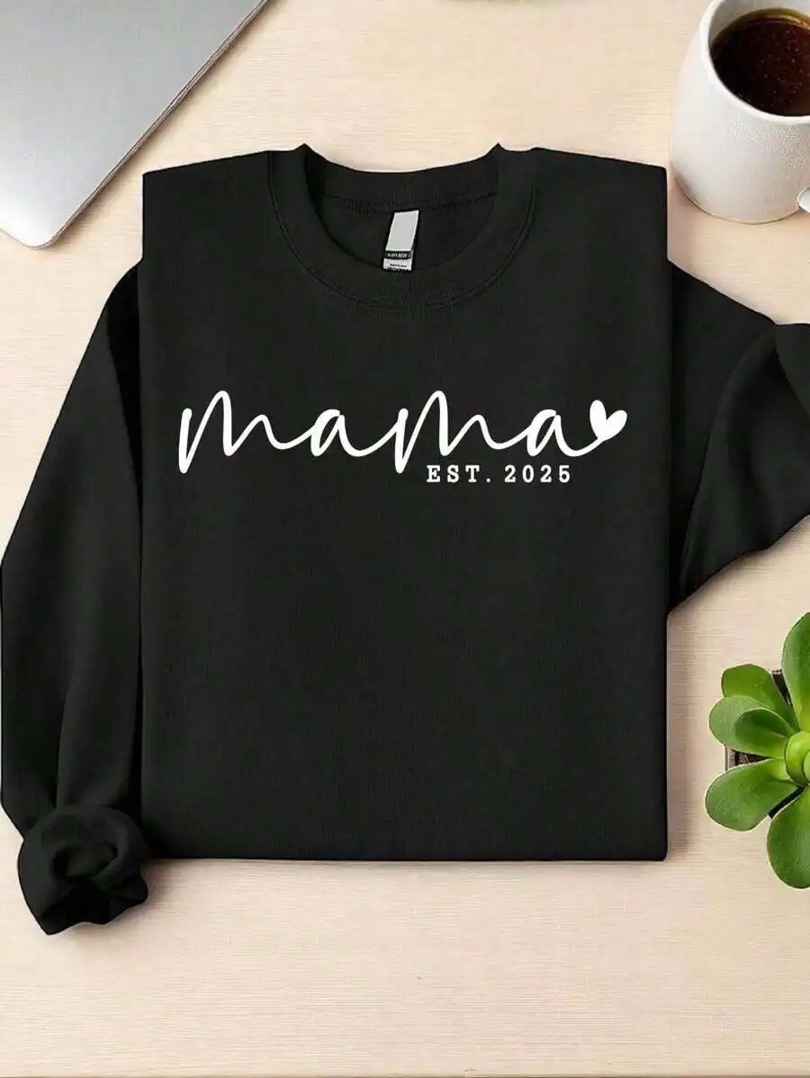 

Черный женский свитшот с длинными рукавами и принтом «Mama Est 2025»