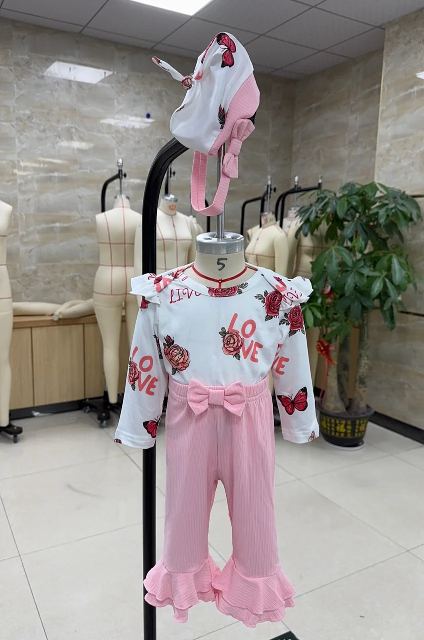 

Одежда для малышей, наряд на день Святого Валентина для девочек, комбинезон с принтом бабочки и розы, расклешенный низ, кепка и повязка на голову с бантом, комплект из 4 предметов