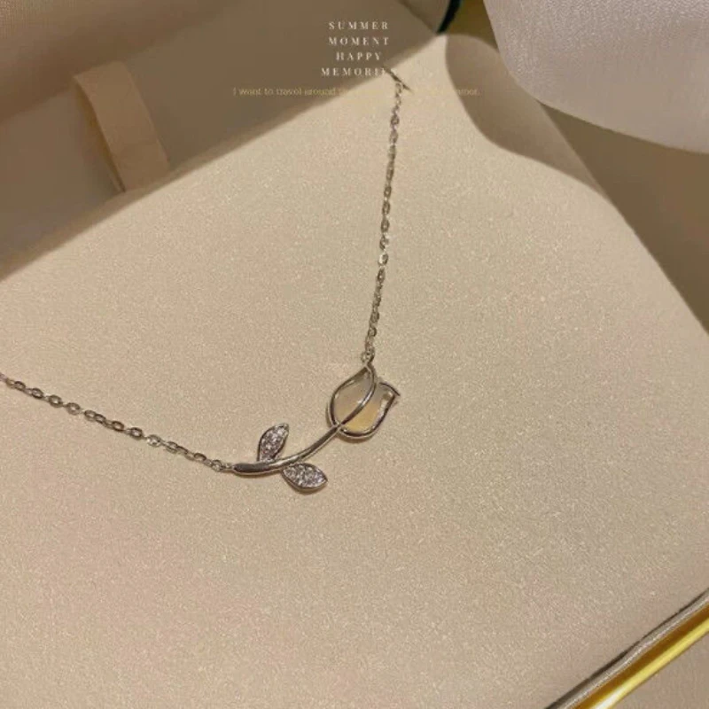 Tulip Necklace for Women Ins Niche Design Light Luxury High-end Small Fresh Design Clavicle Chain for Women