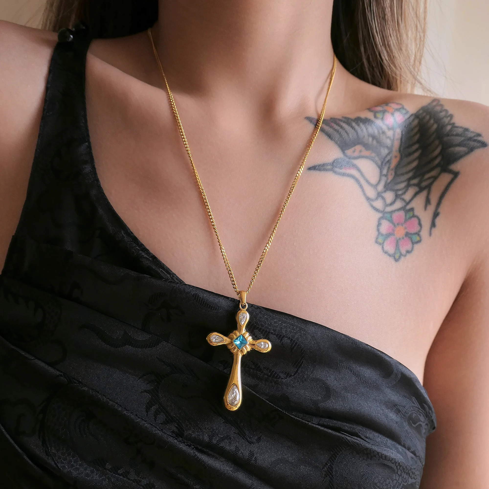 

DASEIN Vintage Church Cross Lake Blue Zircon Lucky Pendant Necklace 18k Pvd Gold Plated Stainless Steel Women Jewelry Gift