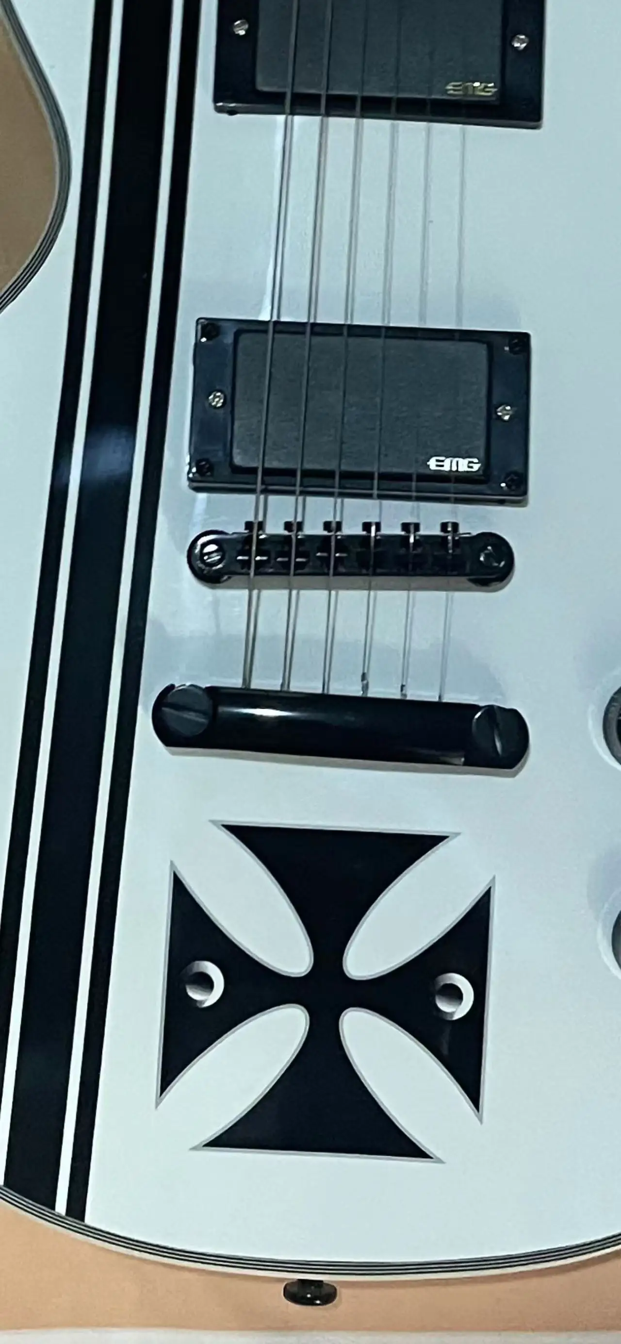 In stock, 6-chord electric guitar, white body, black hardware accessories, real shipping pictures, order immediately shipped