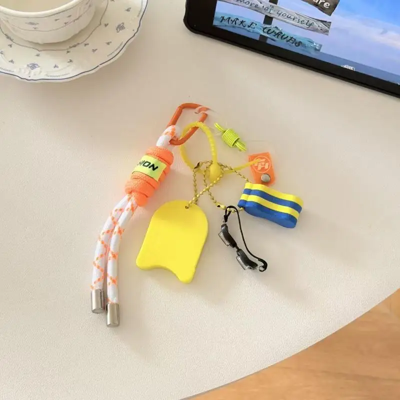 Niedlicher Surfboard-Anhänger-Schlüsselanhänger mit geflochtenem Seil und bezaubernden Charms zur Dekoration von Rucksäcken, als Strandgeschenk oder für den täglichen Gebrauch. – Detail 8