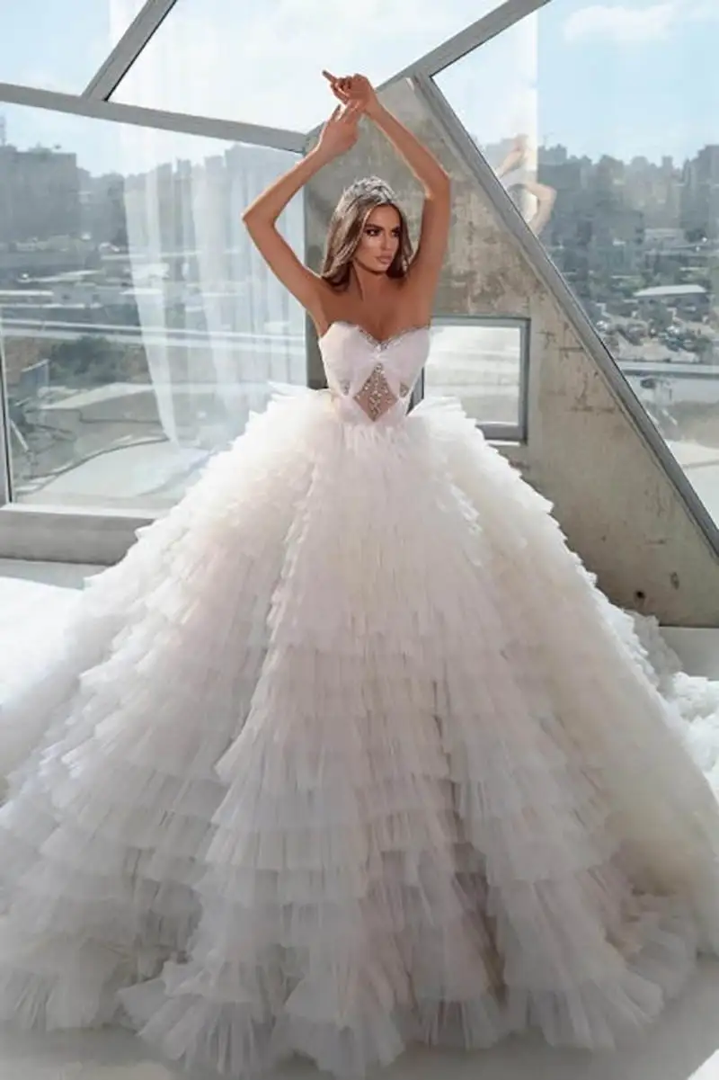 Robe de mariée sans bretelles avec biscuits perlés, robes de patients en tulle, boule de princesse, train de balayage à plusieurs niveaux personnalisé, quelle que soit la mariée