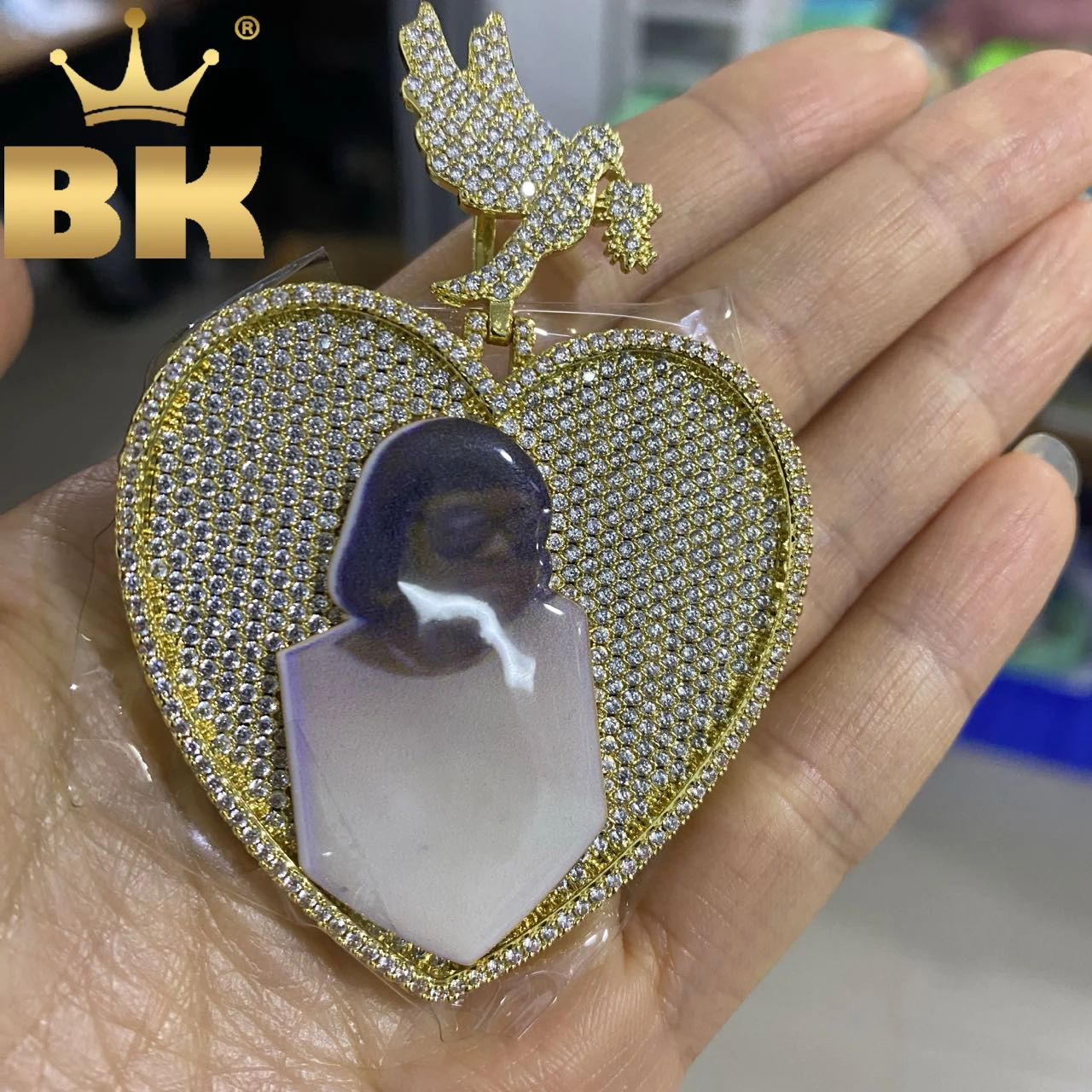 ciondolo-a-cuore-personalizzato-tbtk-con-immagine-medaglione-con-piccola-picciona-gioiello-ricordo-inciso-con-micro-pave-di-zirconi-regalo-per-la-famiglia