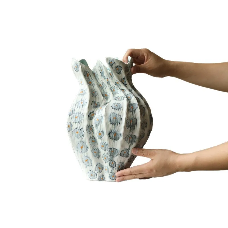 Chinese retro ceramic vase, surprised by the dead wind, dried flower arrangement in living room, decorative ornament, high-end