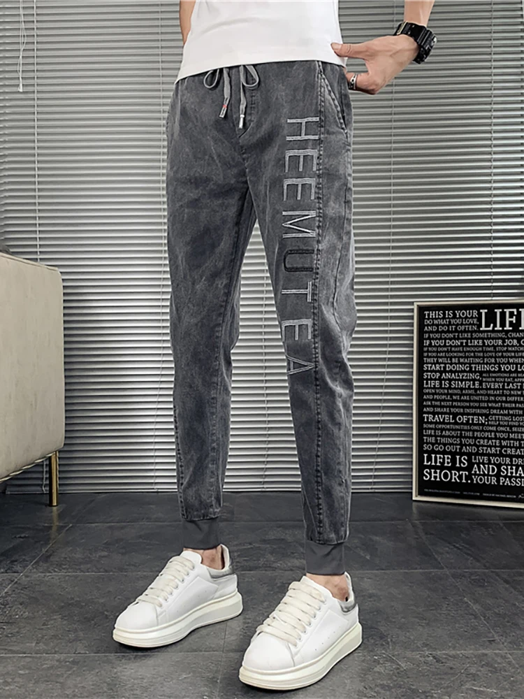 

Летние тонкие джинсы мужские, модные, эластичные, облегающие, новинка 2025 года, повседневные, с завязками на талии, укороченные, с отворотами, молодежные, стильные