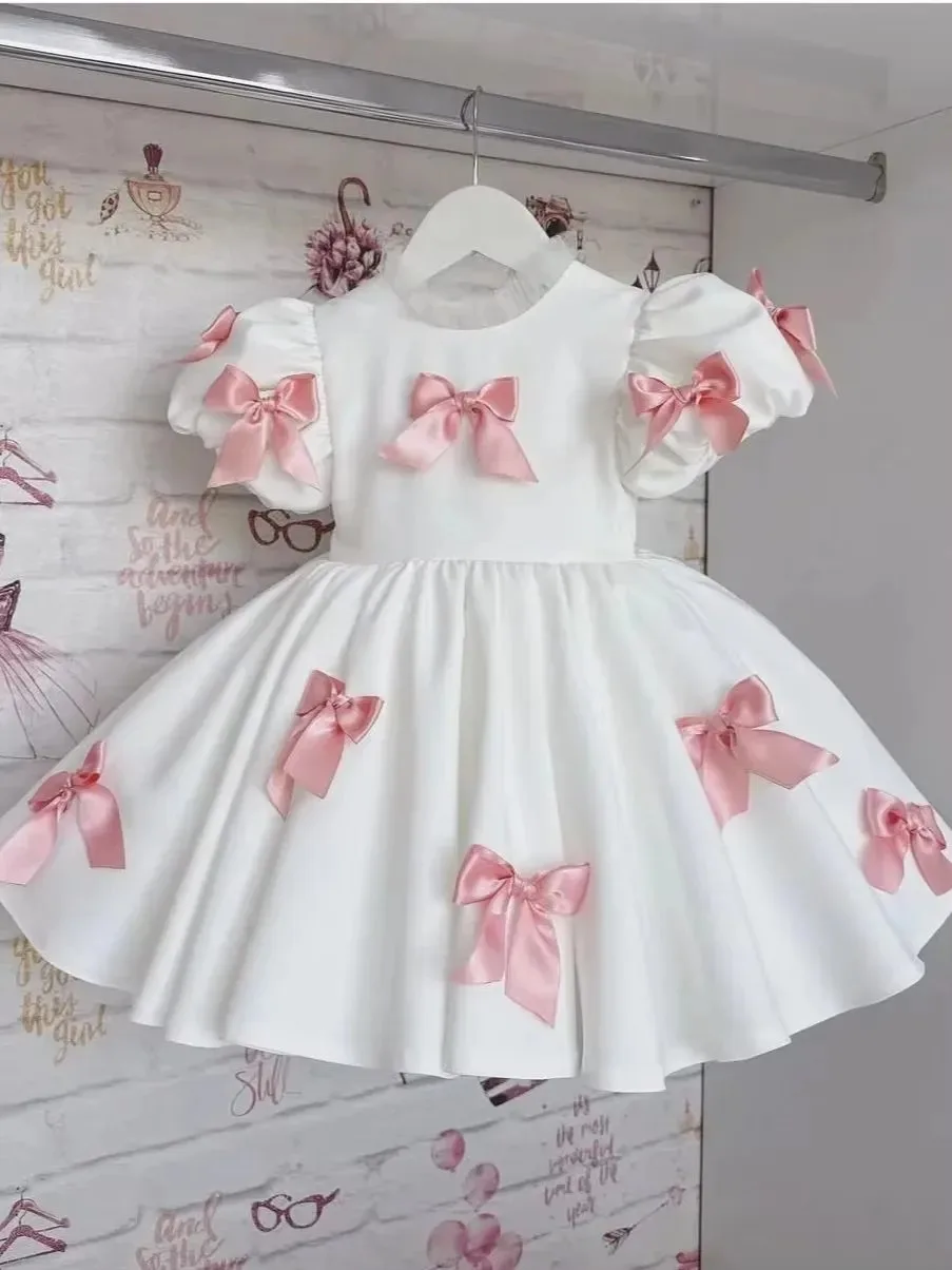 فستان فتاة الزهور مخصص برقبة دائرية لحفلات الزفاف مع أقواس بطول الركبة جميل للأطفال لحفلات أعياد الميلاد الأولى فستاين سهرة/فساتين الحفلات