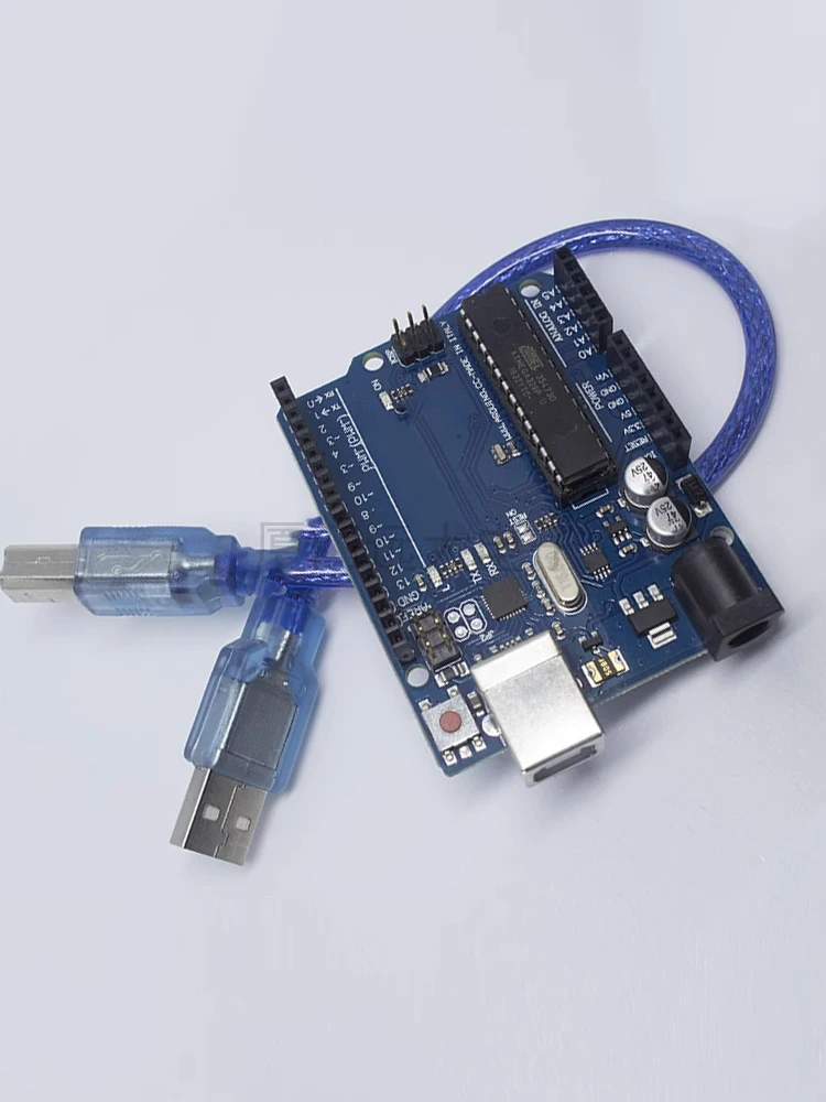 لوحة تطوير UNO R3 الرسمية تعتمد على لوحة تعليمية دخول وحدة التحكم الدقيقة ATmega328P مع كابل بيانات