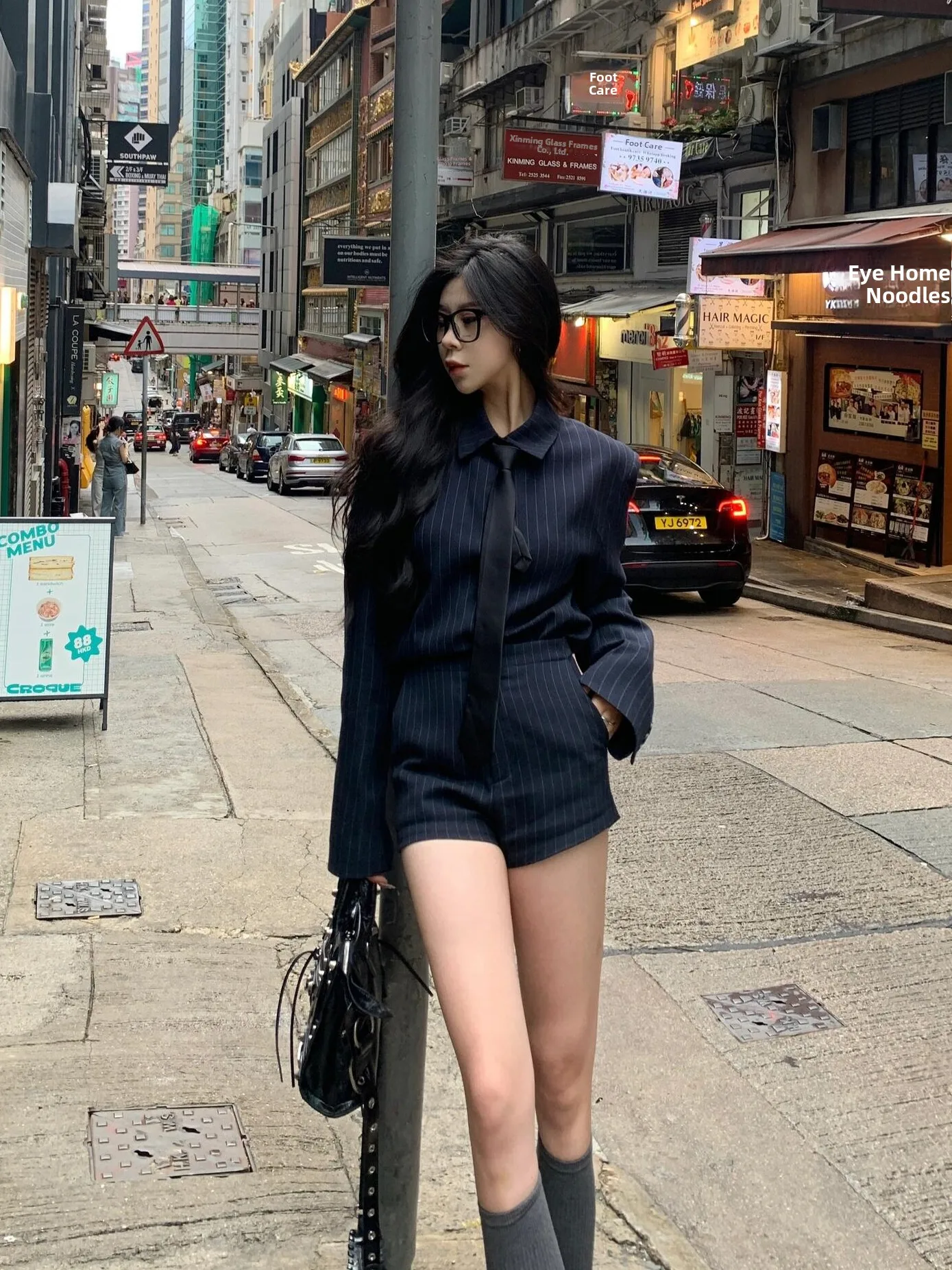 Conjunto de duas peças com camisa de manga comprida listrada de cintura alta e shorts para mulheres jovens, roupa casual de negócios elegante.