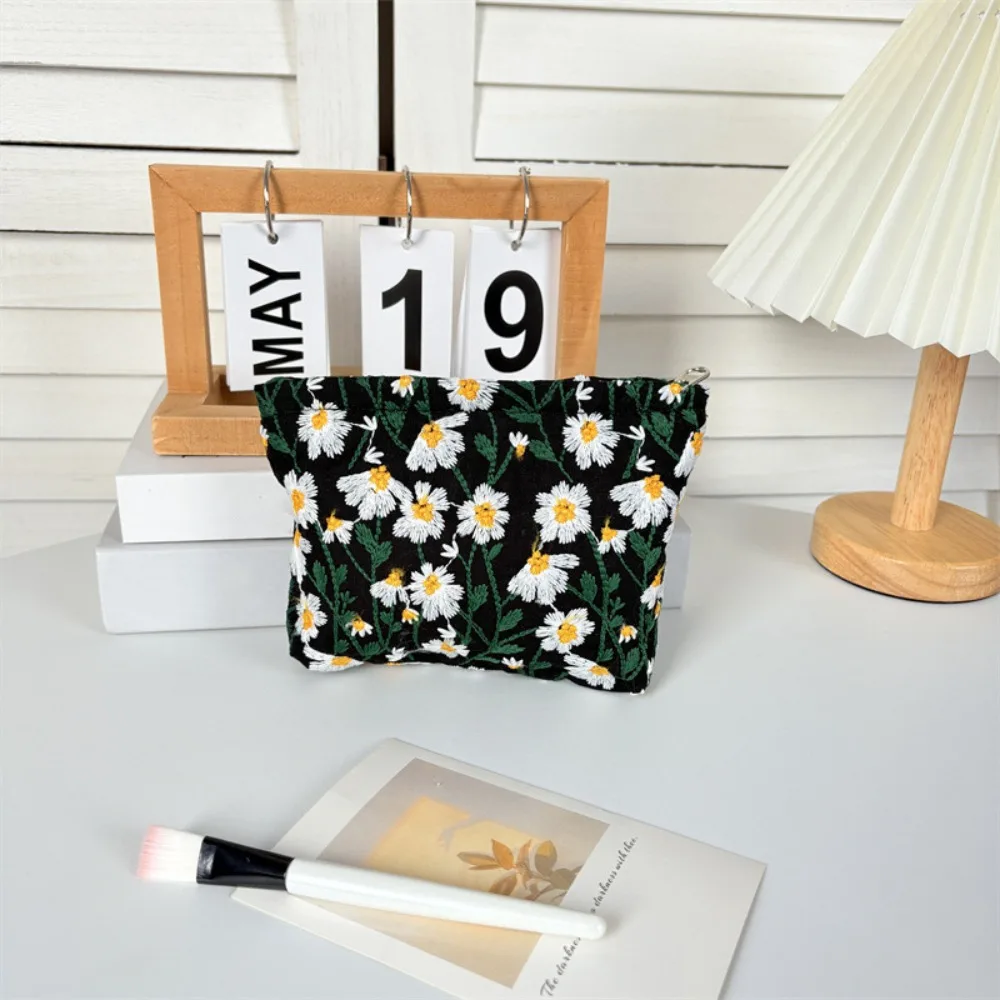 Korean Style Daisy Makeup Bag Large Capacity Portable Embroidered Cosmetic Bag INS Dustproof Cosmetic Storage Bag Toiletry