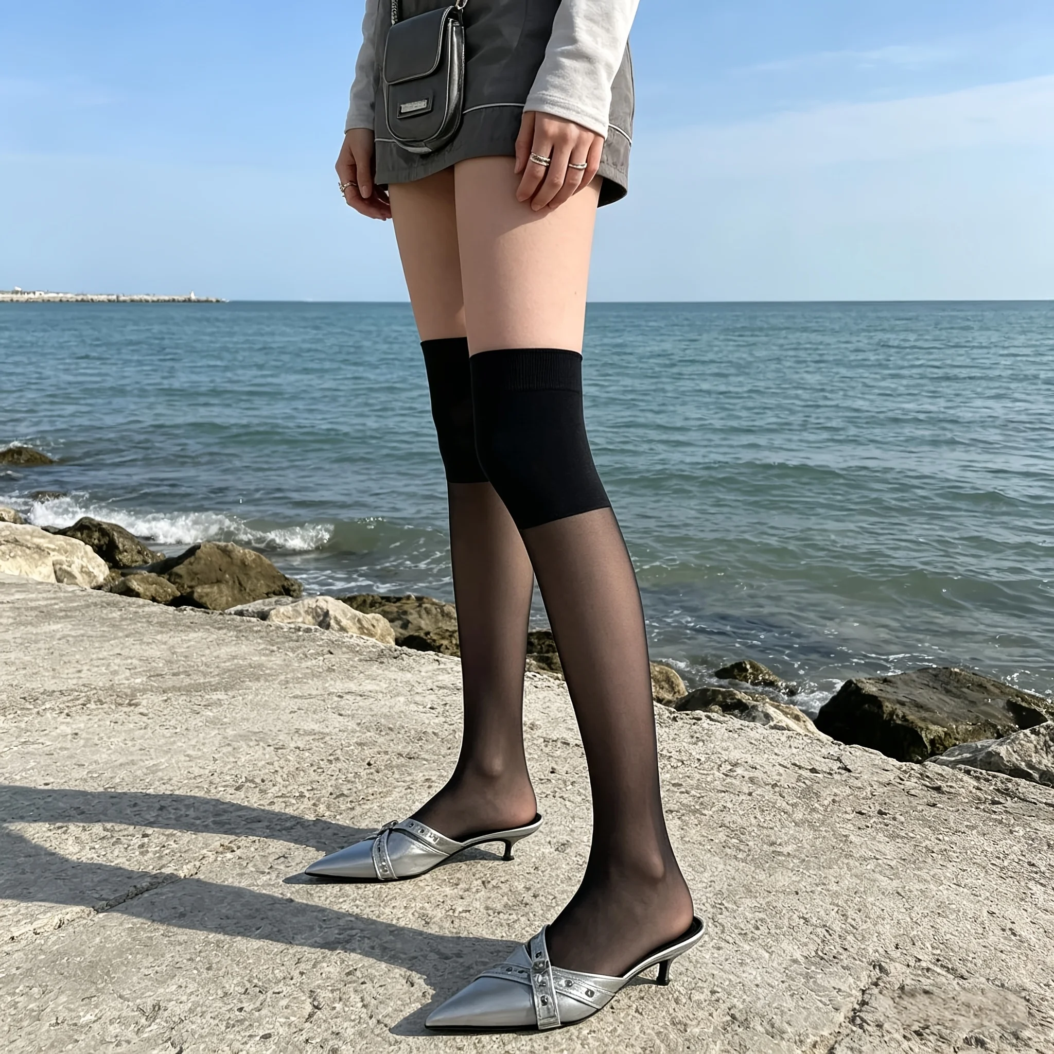 One pair of women's color-block over-the-knee socks—suitable for street style, casual outings, and parties.
