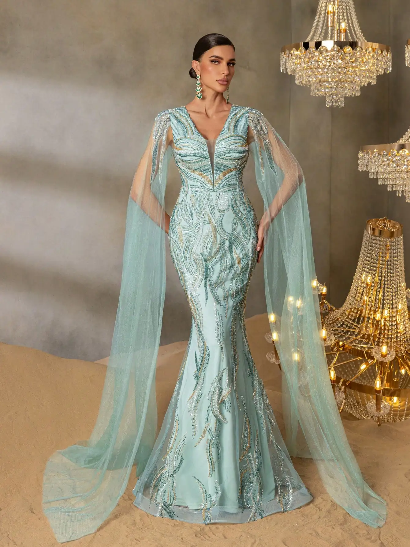 Opulentes, perlenbesetztes Abendkleid mit V-Ausschnitt, bodenlangen transparenten Ärmeln, Meerjungfrau-Silhouette und dramatischer Schleppe