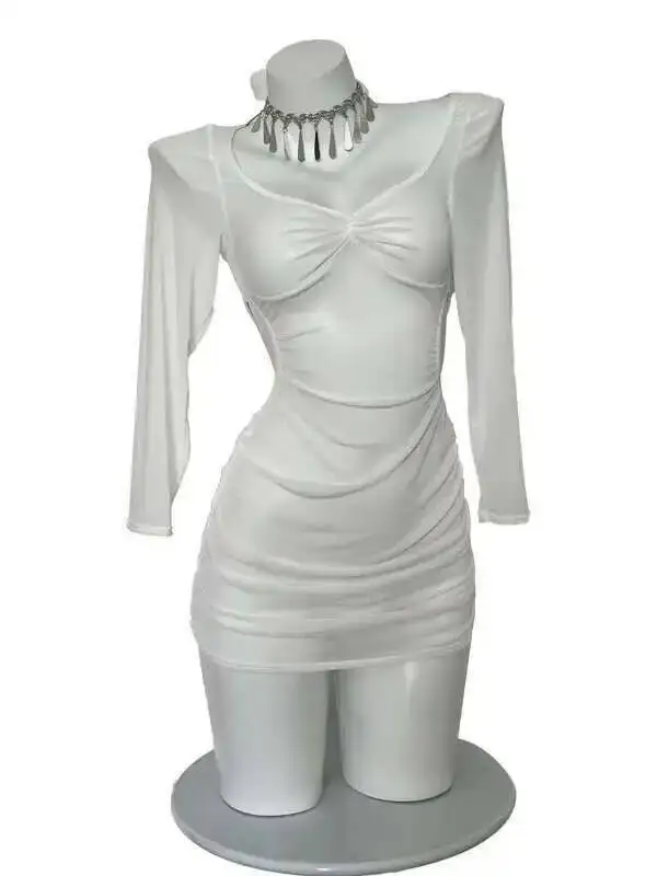 Seksowna, czysta pożądanie, stylizacja w stylu pikantnej dziewczyny, namiętna pokusa, przezroczysta sukienka z długim rękawem, głęboki dekolt w serek, podkreślająca biodra, elegancka sukienka do klubu nocnego KVFC