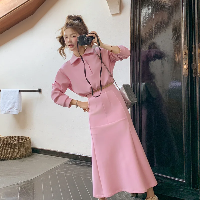 Modisches und lässiges einfarbiges zweiteiliges Set für Damen im Herbst 2022, neuer rosa Reverskragen-Pullover + halber Rock-Temperament-Set
