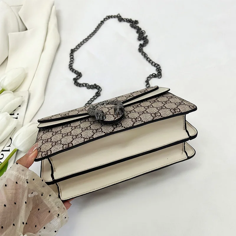 حقيبة كروس نسائية عصرية بطباعة حروف - PU مع حزام سلسلة معدنية وقفل مغناطيسي وقاعدة متينة للتسوق والاستخدام اليومي