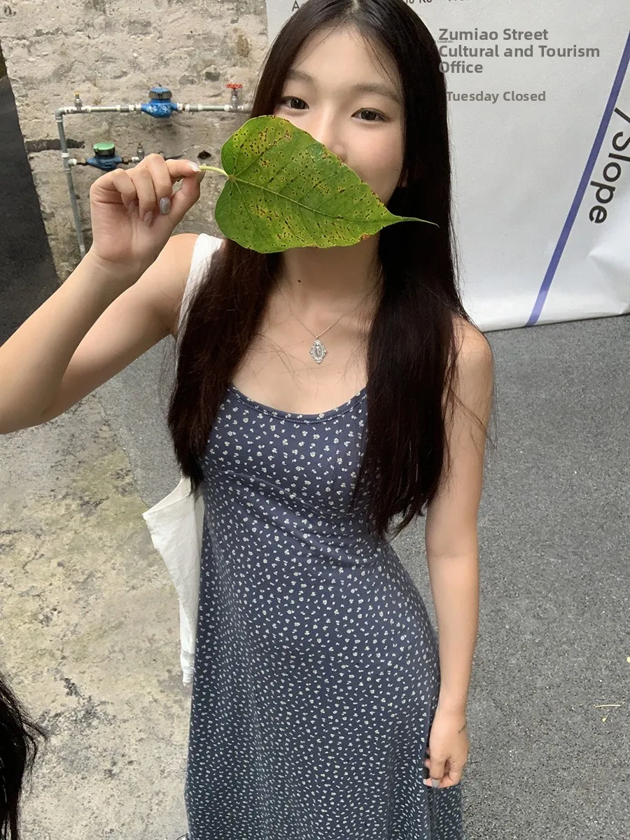 ชุดเดรสยาวทรงเข้ารูปพิมพ์ลายดอกไม้เอวสูง สไตล์ใหม่สำหรับผู้หญิง ประจำฤดูร้อนปี 2025 จาก Red Celebri Club