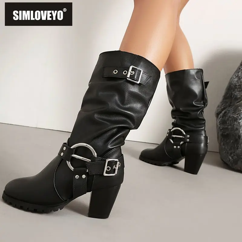 

SIMLOVEYO 2025 дизайнерская женская обувь до середины икры с круглым носком 6,5 см на массивном каблуке без шнуровки с металлическими украшениями, большие размеры 46-48, повседневный стиль