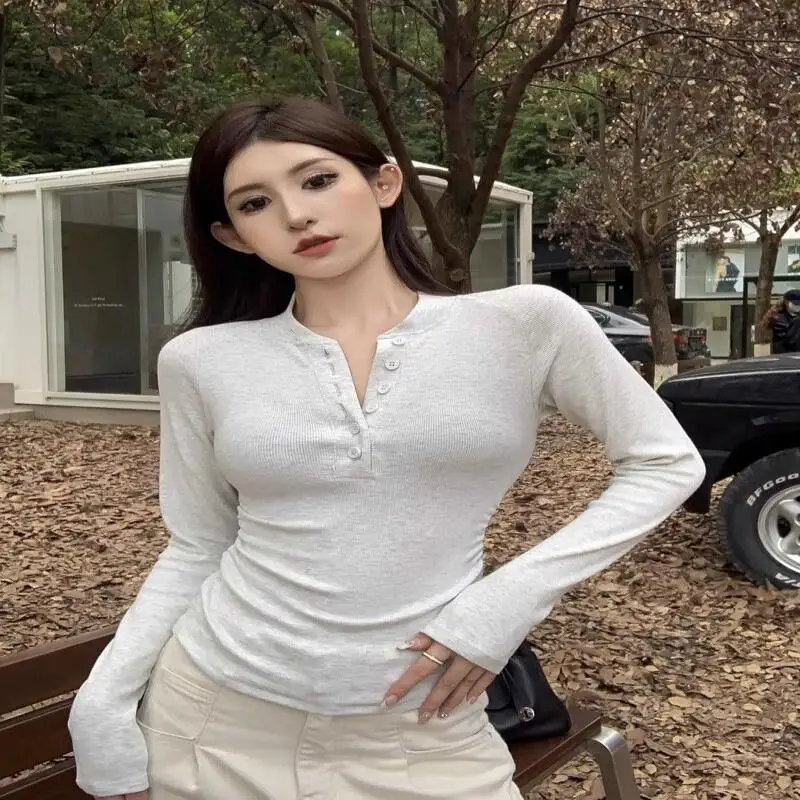 

Корейская модная женская футболка с длинным рукавом из смесового хлопка, весна-осень, приталенная, с полузакрытым вырезом и пуговицами спереди, сексуальная, для модниц