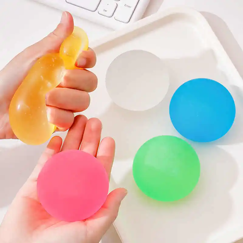 

Однотонные солодозные шарики, разминатые и мягкой матовой текстуры, медленный отскок и освобождающий шарик, детская игрушка