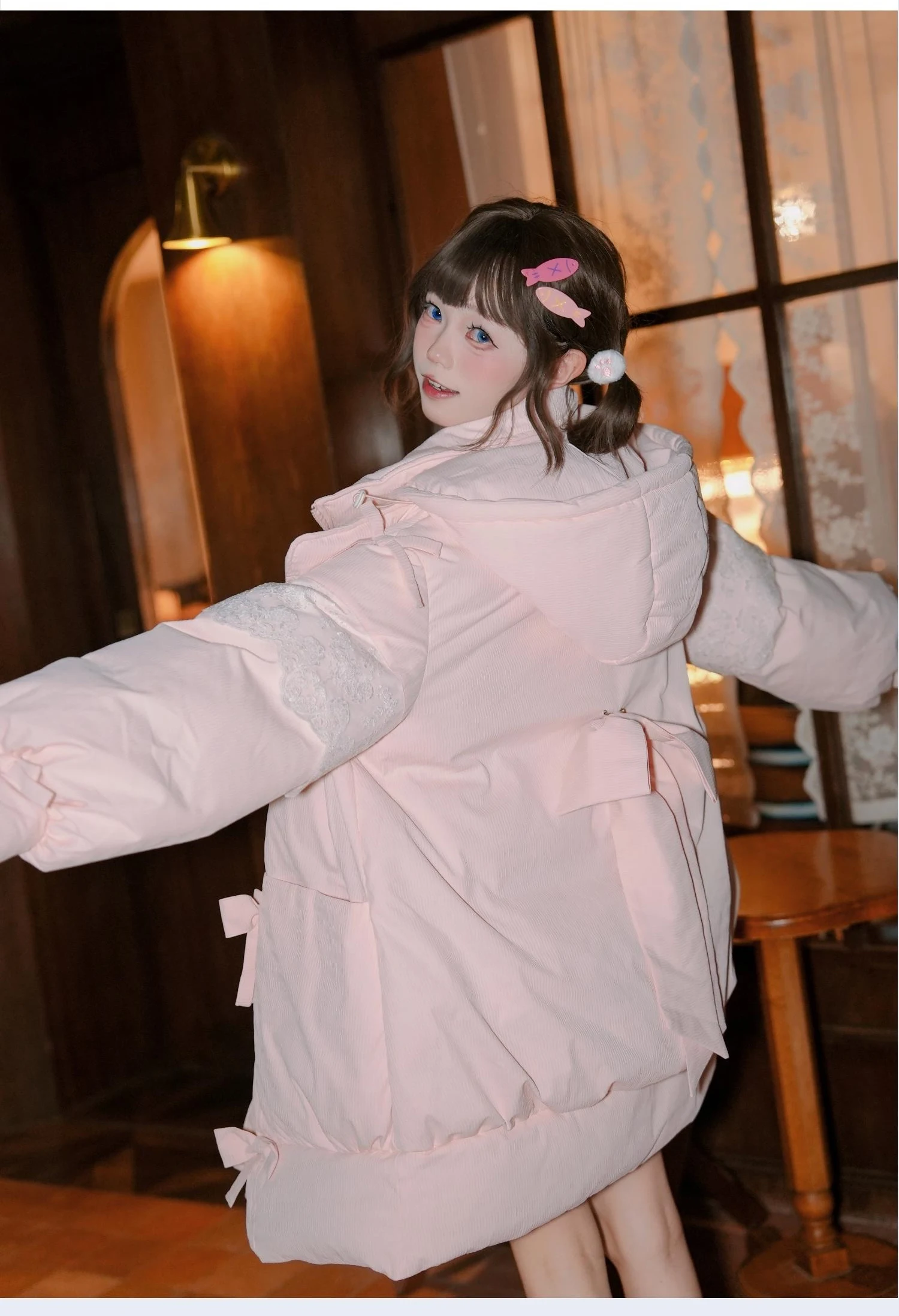 เสื้อโค้ทผ้าฝ้ายมีฮู้ดสำหรับผู้หญิง สไตล์น่ารักหวานๆ แต่งลูกไม้ ปักลายโบว์ อุ่นสบาย ทรงหลวม ใส่ได้หลายโอกาส สไตล์คาวาอี้ เหมาะสำหรับฤดูหนาว