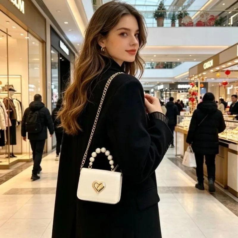 Sac à main carré mini élégant de style français avec chaîne en forme de cœur et détails perlés, sac à bandoulière pour femme pour l'automne 2026