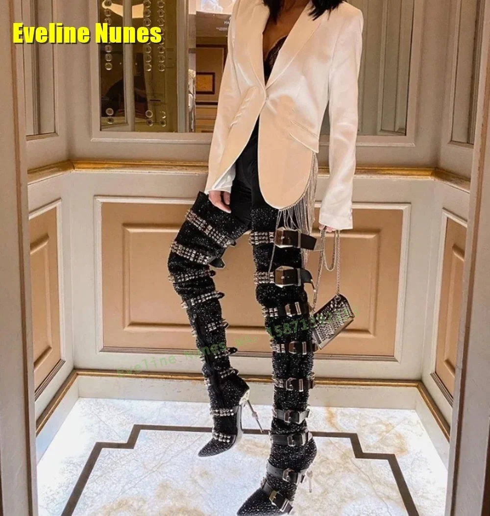 

Роскошные сапоги выше колена с хрустальными пряжками и острым носком, необычный стиль, блестящие сексуальные женские длинные ботильоны с заклепками, 2024, подиумная обувь для показа