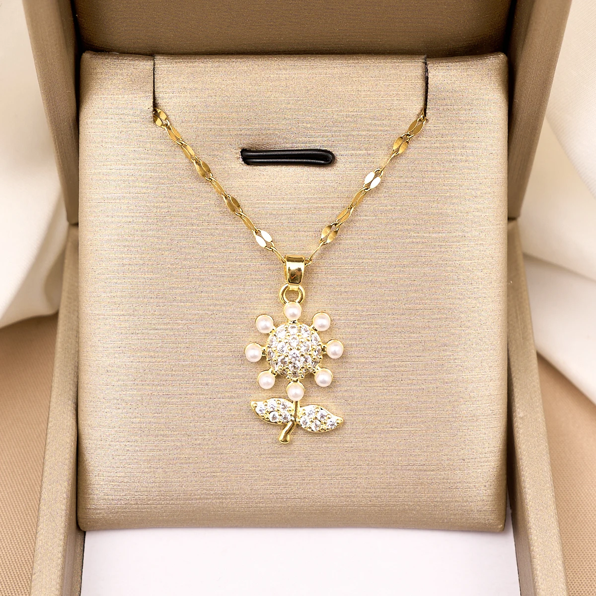 Stylish and Elegant Pearl Zircon Flower Pendant Necklace, Perfect Gift for Friends, Suitable for Many Occasions