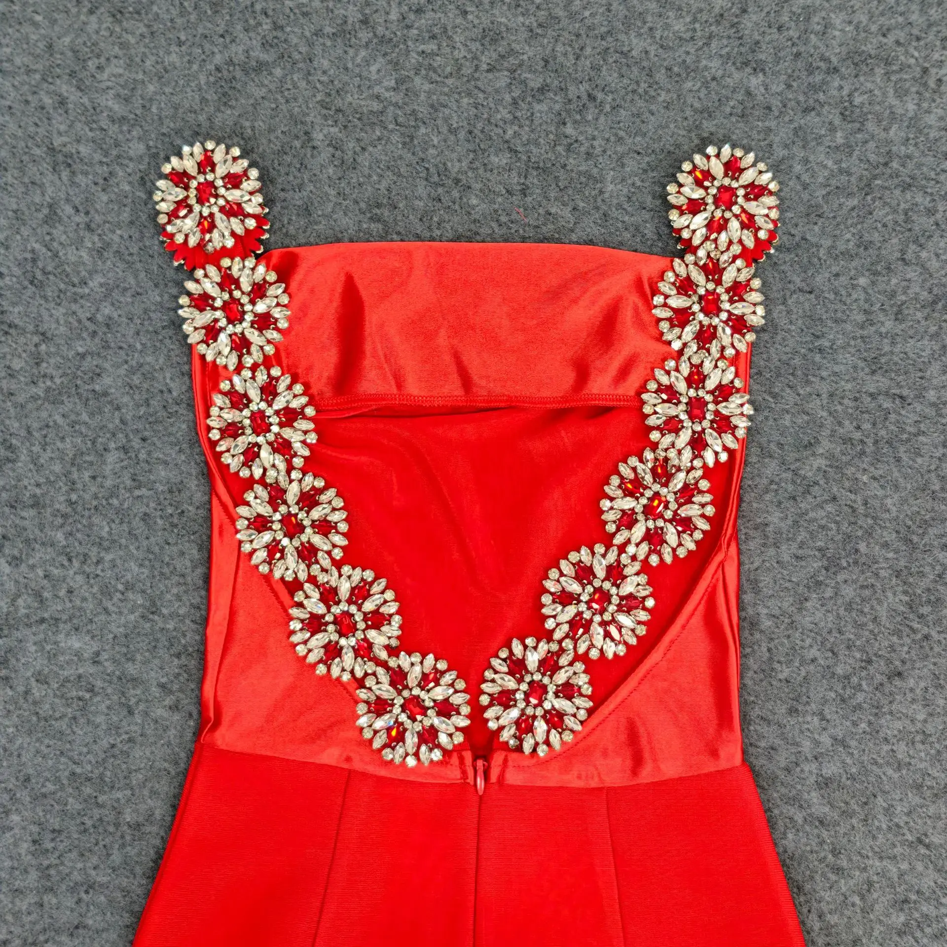 ชุดเดรสยาวรัดรูปหรูหราประดับเพชรสำหรับงานปาร์ตี้ ค็อกเทล งานพรอม ดีไซน์เซ็กซี่แบบไม่มีแขน เหมาะสำหรับผู้หญิงที่ต้องการความสง่างามแบบคนดัง