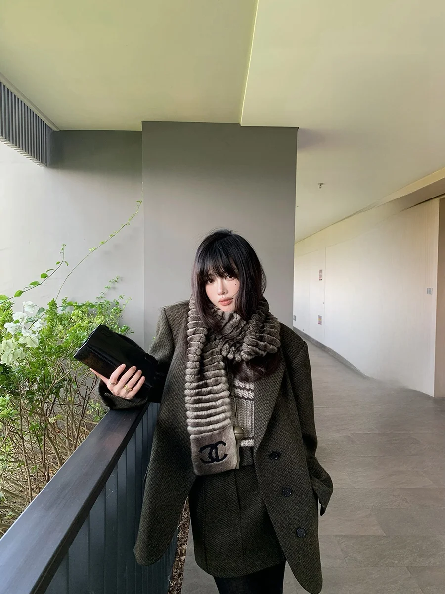 

Модный костюм из 100% шерсти с широкими плечами и юбкой с вырезом-воротником от ASM ANNA Melbourne