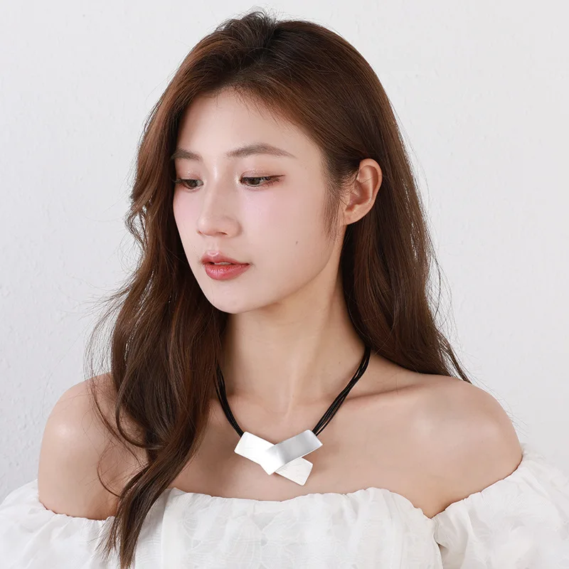 قلادة قصيرة جديدة أوروبية وأمريكية متعددة الاستخدامات على الموضة هندسية مربعة قصيرة URL ياقة نسائية بسيطة