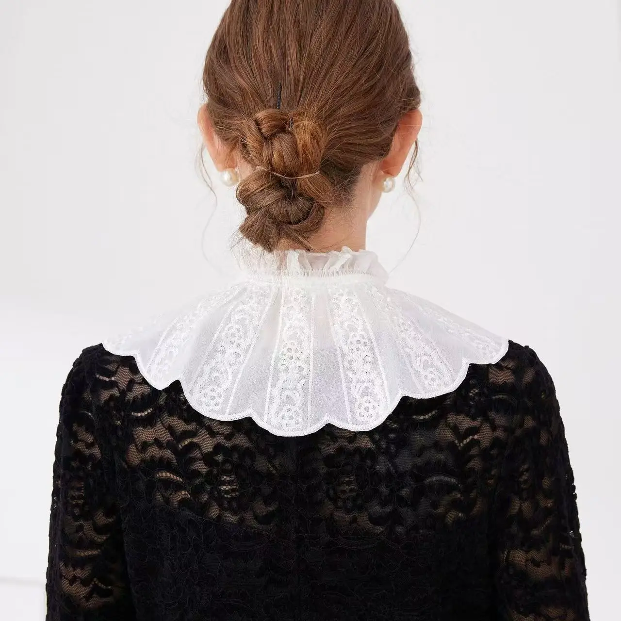 1 Piece of White Embroidered Detachable Collar, Eyelet-Trimmed Collar Accessory, Suitable for Round-Neck Sweaters and Plain Dresses, a Detachable Layering Piece That Instantly Enhances the Fashion Look.