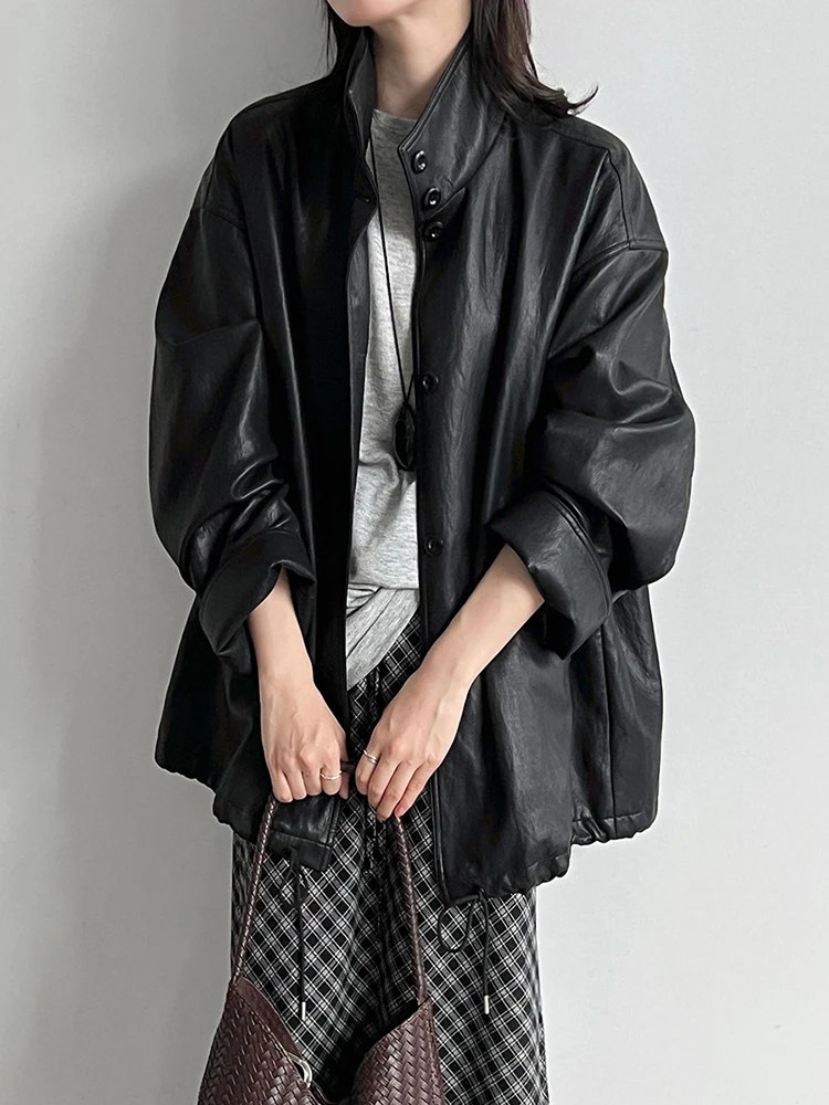 [EAM] Beige Drawstring Big Size PU Leather Jacket New Stand Collar Long Sleeve Women Coat Fashion Tide Spring Autumn 2026 1DJ949