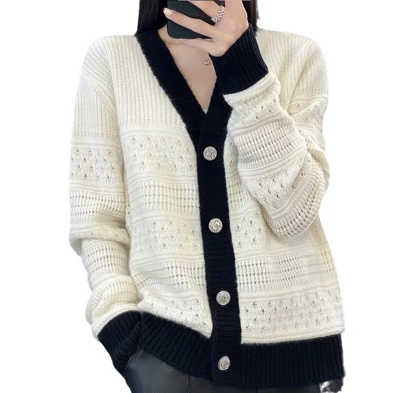 2025 خريف شتاء جديد سترة سترة مشغولة من الصوف المرأة عادية اللون مطابقة سترة بأكمام طويلة الإناث