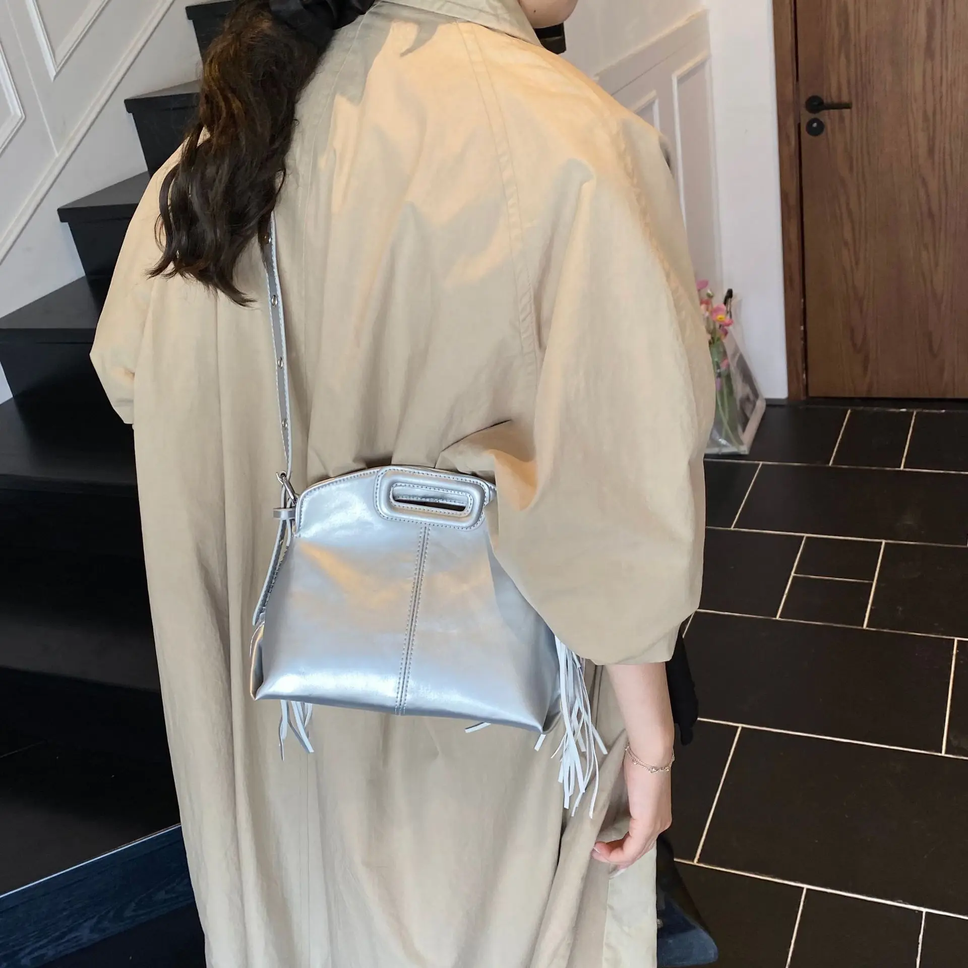 

2025 New Personalized Foreign Style Shoulder Bag Casual Versatile Messenger Bag Simple Fashion Portable Fringed Bag Women